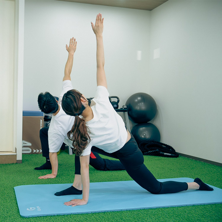 自重プッシュアップをしている女性