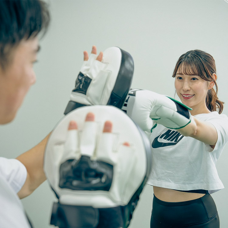 ボクササイズをしている女性