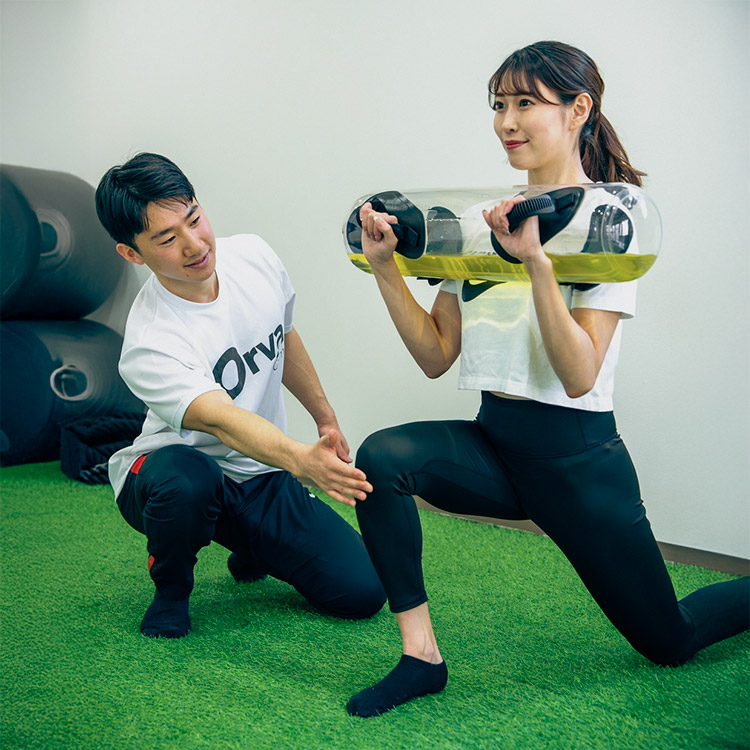 笑顔の女性パーソナルトレーナー