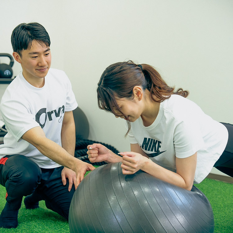 パーソナルトレーニングを受けている女性