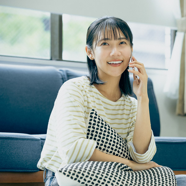 電話をかけている女性