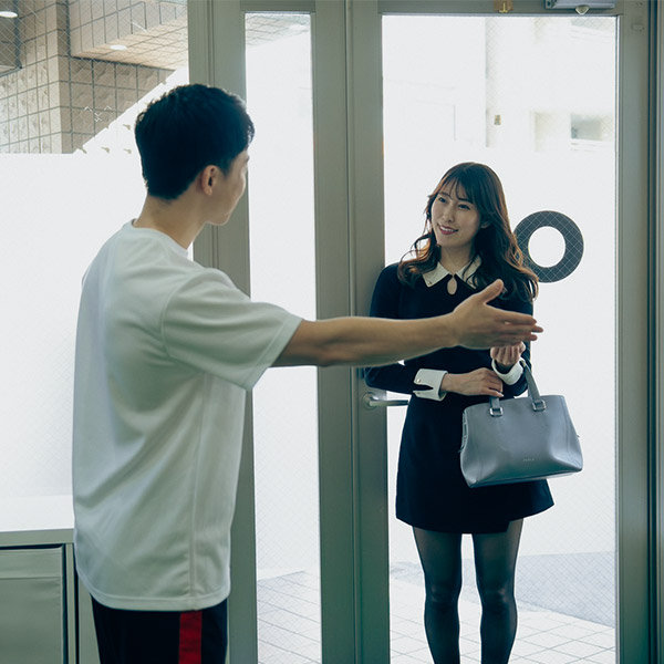 トレーナーからカウンセリングを受けている女性