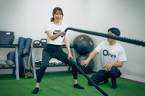 バランスボールでエクササイズしている女性